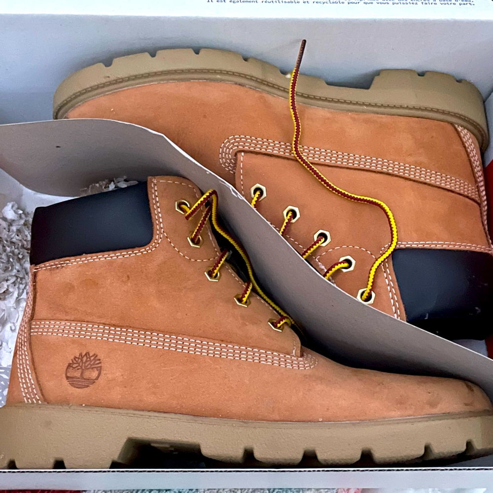 brand new never worn, size 6 in women